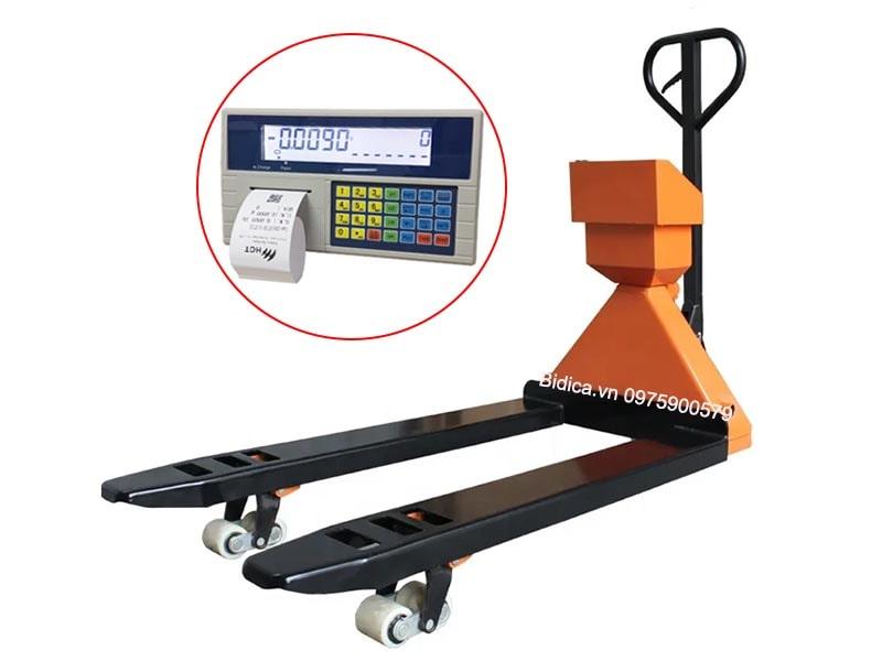 Nhân viên kho kiểm tra số lượng pcs trên pallet trước khi di chuyển bằng xe nâng tay